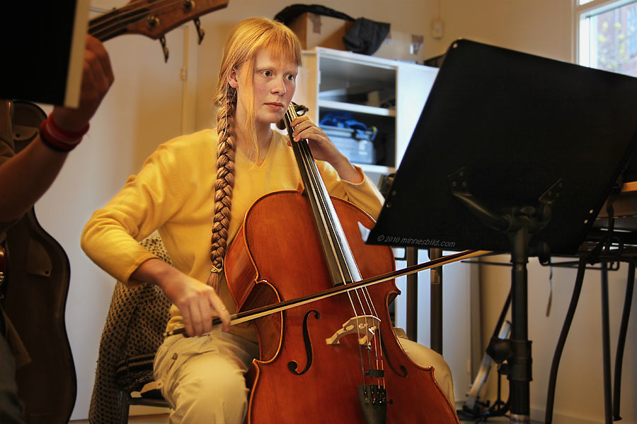Karolina Sandell spelar cembalo. Musikalen Aida Lars-Erik Larsson-gymnasiet Lund
