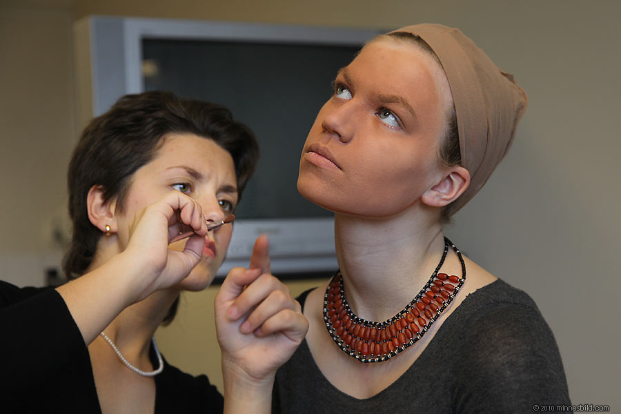 Emina Hrustic sminkar Karin Larsson till Amneris. Aida the musical