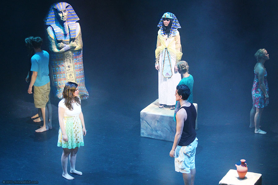 Emma Jiborn as prinsess Amneris, Johanna Brännström as Aida and Oliver Daugaard as Radames. Aida the Musical