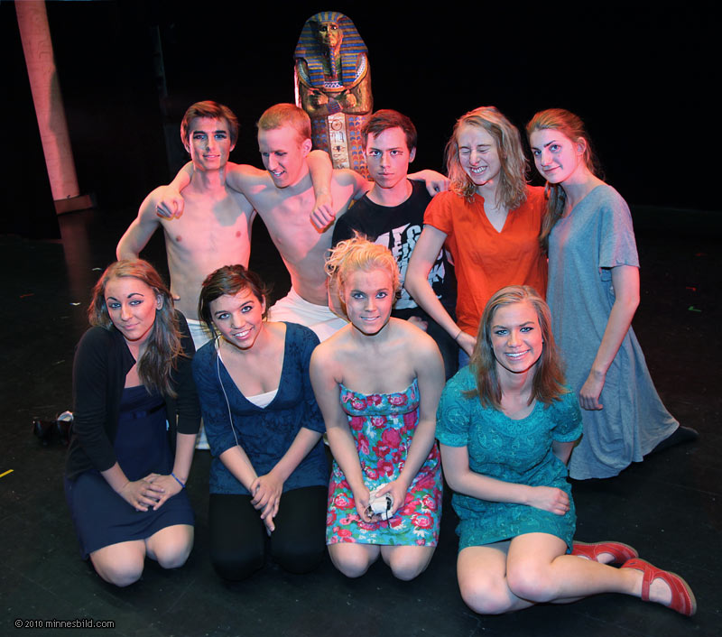 I �vriga roller: Axel Lagerquist, Victor Henriksson, Martin Westin, Linn Hoel, Julia Andersson, Elin Eriksson, Elisabeth Cada, Jannica St�hl och Karin Larsson